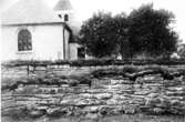 Bakom muren sockenkyrkan.