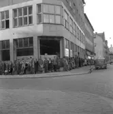 Biljettkö utanför Örebro Kuriren.
21 augusti 1955