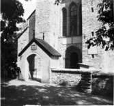 Varnhems sn. Den nyplacerade (1923) stigluckan vid klosterkyrkan.