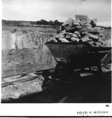 Tippvagn med kalksten.