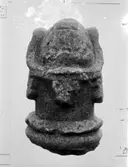 Stendekor. Konsol med kolonnett.