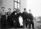 Ugglum Stora Ståltorp runt 1905. Från vänster: Ester Johansson, Gerda Johansson, Ingrid Johansson, flickan Martina Johansson, Sofia Johansson (syssling till Selma Lagerlöf), Alfred J och Torsten. Hunden troligen Boppo.