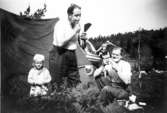 Lennart Karlssons familj,  morgontoalett utomhus.