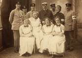 Gruppfoto av Röda Korsetpersonal, kvinnor och män. Fotot taget i samband med krigsfångeutväxlingen under första världskriget 1914-18.