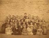 Centralskolan skolklass, folkskollärarinnan Ingrid Larsson, foto 1879.