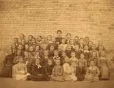 Centralskolan skolklass, folkskollärarinnan Ingrid Larsson, foto 1879.
