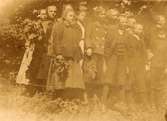 Lärare Joh. Roséns klassresa till Tyskland den 2 juli 1901, en grupp pojkar och flickor med blad i händerna, 15483.
