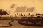 Dalköpinge kyrka Skytts härad 1880-talet, 5932, foto: L. H. Borgström, Kyrkomuren söderom kyrkan raserade år 1886, dessförinnan hade en rad askträd borttagits.