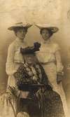 Ateljébild 3 damer, Matilda Hansson, Maria Larsson, 2 unga kvinnor bär vita klänningar, äldre kvinna bär pincené.