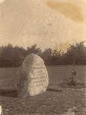 Minnestenen i Stadsparken, slutet 1800-talet början 1900-talet, parken anlagd 1896, konung Oscar II planterade eken som står bredvid stenen, 10/5 1899.