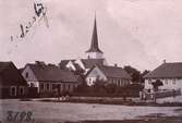 Hus i Anderslöv, kyrkan i bakgrunden, 8198.