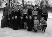 Barn med skridskor, sannolikt på Studenternas Idrottsplats, Uppsala, 1937