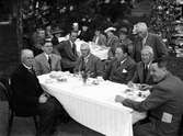 Kvinnor och män vid kaffebord, Uppsala 1950