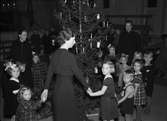 Dans kring julgranen hos Frälsningsarmén, Uppsala december 1940