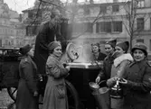 Lottor vid soppkök, Uppsala 1940