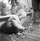 Tom Andersson i sitt hem på Odengatan 22 i Huskvarna. Han leker med klossar och mecano av trä.