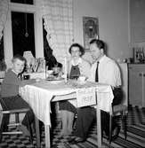 Familjen Andersson sitter vid köksbordet i sitt hem på Odengatan 22 i Huskvarna och dricker julkaffe.