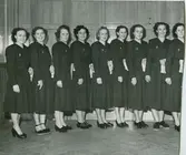 Servitriser I Folkets Park 1950? 5:a från höger Karla Kvist, 3:a från höger Vesta Möller, Cederholm Foto östergatan 13 Trelleborg no 605016.