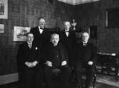 Allehandas styrelse 1934, sittande från vänster Dir. Olsson, Dr. Ljunggren, negativ Johnsson 10416.