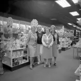 Personal och ägare till Alexanderssons bosättning i Rosens köpcenter i Huskvarna.