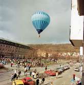 En luftballong flyger in över Huskvarna centrum.