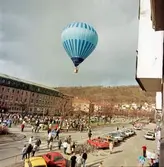 En luftballong flyger in över Huskvarna centrum.