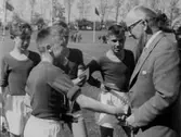 Liljeborgsskolan blev Skånska skolmästare i fotboll 1958. Till vänster Roland Engdahl, mottagare av pris Björn Edvardsson, till vänster om prisutdelaren Jan Andersson, foto Cederholm Foto Helge Bengtsson Östergatan 13 tel 1421.