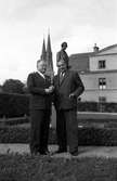 Gerhard Rooth och Ellis Edman framför statyn av prins Gustaf utanför Carolina Rediviva, Uppsala 1948