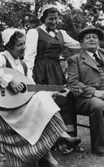 Pensionärshemmet Östergården 1960-tal, syster Bertha spelar gitarr, till höger bankdirektör Larsson, Hå-Be Foto Helge Bengtsson Repslagaregatan 23 Trelleborg, B32324.
