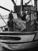 Fiskebåten Zaima Trelleborg, Zaimas ägare (trålfiskare) som vägrade stryka flaggan (hala nationsflaggan) för Ryssarna 1949 och får nu en flagga o diplom 1960, G-P Qvist.