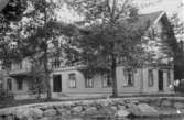 Villan 1 är sedan 1970 Vandrarhem. Dåvarande ägare var folkskollärare Bolin, som även var kamrer vid badanstalten.