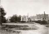 Tottieska malmgården på Bondegatan i Stockholm före ombyggnaden 1907, då de gamla uthusbyggnaderna till höger byggdes om till fabrikslokaler.