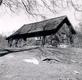 Övertorp, Varv. Ett soldatboställe med uttimrade knutar.