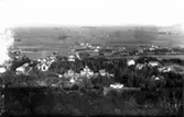 Utsikt från Mösseberg. Närmast vattenreservoaren nedanför vägen Solbadet. I mitten badhuset m.flyglar. Nedanför Mössebergsgatan.Till höger Fredrikssons café ovan villan 1.1:2 byggdes av Pettersson. T.v.  Tåstorp, Yregårds, Sikagård, Österbergs, Agnestad & Ålleberg.