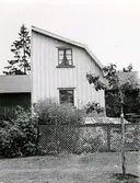 Kv. Plåtslagaren, Repslagaregatan 28. Byggnad på gården. Vid parkeringsplatsen Nygatan - Repslagaregatan.