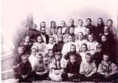 Skolor. Lärare och elever vid elementarskolan fr.o.m. höstterminen 1893 t.o.m. vårterminen 1896? Lärarinnor och lärare: Föreståndarinna Fröken Anna Köllerström, lärarinna i tyska och engelska m.m. fru Amelia von Mosczinsky, lärarinna i kristendom och läsning m.m., fröken Olga Svensson, lärare i historia m.m., först kandidat K.O. Mood, sedan pastor Stenberg, därefter badkamrern Vallinder, Mösseberg. Magister J.A. Fast, lärare i matematik, naturkunnighet och geografi i de högre klasserna samt kristendom i 1:a klassen. Elever: i VI klassen: Hildur Pettersson, Ester Holmblad, Märta Kilander, Elna Helander. IV klassen: Ingrid Kilander, Olga Forss, Hilma Ericson och Inez Hanson.