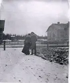 Kv. Urd. Odengatan. Till vänster gaveln av Odengatan 15. Chefredaktör E.P. Vrangs villa. Till höger Odengatan 17. Dr. A.P Westerbergs villa. I bakgrunden Planteringsförbundets park.