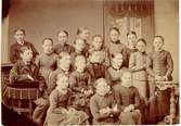 Folkskolan. Skolklass. 1884 (eller 1885?) års elever hos fröken Augusta Dahlgren.