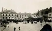 Stora torget. Ungsvenska dagen i Falköping den 5 april 1929. Uppmarschen på Stora torget med Rådhuset i fonden.