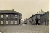 Stora torget. Stadens torg 1902. Stora torget 19 (A. Johansson & Co. Storgatan 18) Obs. kullerstensbeläggningen. Stora torget stensattes under åren 1837-1841.