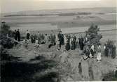 Från Västsvenska Hembygdskonferensen i Falköping 25 Augusti 1935. Doktor Sahlström talar på Ålleberg.