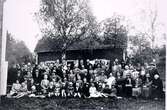 Falköpings Hantverksförening. Hantverksföreningen med familjer samlade vid föreningens sommarstuga Svaleslätt nära Utvängstorp vid dess invigning 1932. Hantverksföreningen bildades 1880.