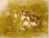 Medlemmar i föreningen Enigheten på utflykt till Mullsjö omkring 1915. 1:a raden från vänster: 1. Klas Svensson, 2. Anna Björk, 7. faktor Lindholm vid Falköpings tidning och längst till höger nr. 8 Hulda Jakobsson vid Falköpings Tidning. 2:a raden: nr 1. i ljus blus Hanna Larsson, vid Falköpings Tidning, högst upp i sportmössa Sven Nilsson, rakt nedanför honom Eva Björk, längst till höger med svart rosett, vaktmästare Björk (Anna Björks far, vaktmästare på Enigheten och bostad där).