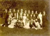 Mösseberg Folkets Park-föreningen 1918 eller 1919. Övre raden fr.vänster: Hjalmar Dahl, Oskar Bark, okänd, Anders Lindstedt, Edvin Söderberg (postiljon), John Landqvist, Mårten Ung, Johannes Hellqvist, Rickard Johansson, okänd, Gustav Lager (vaktm. på lasarettet på ålderns dar, invalidiserad i ena benet), Anna Ung, Anna Persson. Elsa Hellkvist, Hulda Johansson.