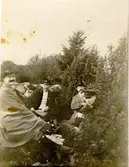 Från fältmanövern 1912. Falköpingsbor på rast i Hällestadskogen. Den tredje mannen från vänster Bruno Larsson /Spritbolaget/.