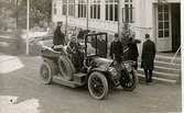 Detta är sannolikt Gustav V:s egen bil, årtal 1910. Framför ingången till Vintersanatoriet.
