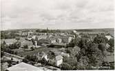 Parti av Falköping. Foto från Balderstensgatan/Frejagatan mot kyrkan. I mitten Haglunds och Forss fabriker. Byggnaden nedtill i mitten Frejagatan 2 och 4. Längst till höger Falköpings Badhus och Bryggeriet Victoria.