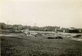 Foto fr. Samskolan (Kyrkerörsskolan) omkring 1935. Framtill kv. Oden & Tor. Skorstenar fr. v. Haglunds, Forss och Gasverket. Byggn. Odengat.9, Buregat. Odengat. 6 (Mejeriet), Odengat. 5 och 2 Baldersnäs.