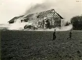 Prästgårdens ladugård brann ner 23/9 1932.