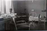 Ögonläkare Doktor H. Key i sitt mottagningsrum på lasarettet.